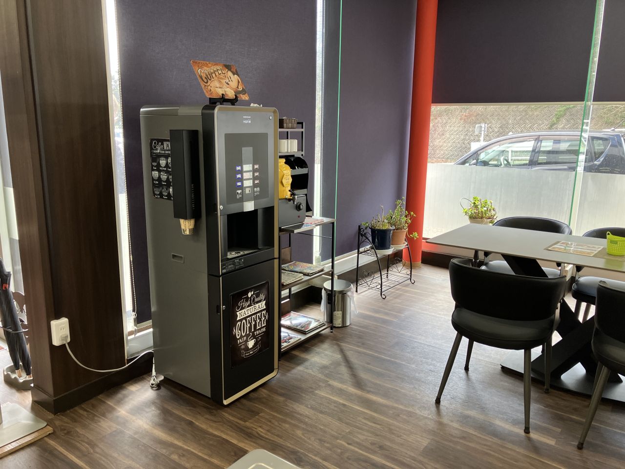 セルフサービスのコーヒーマシン
