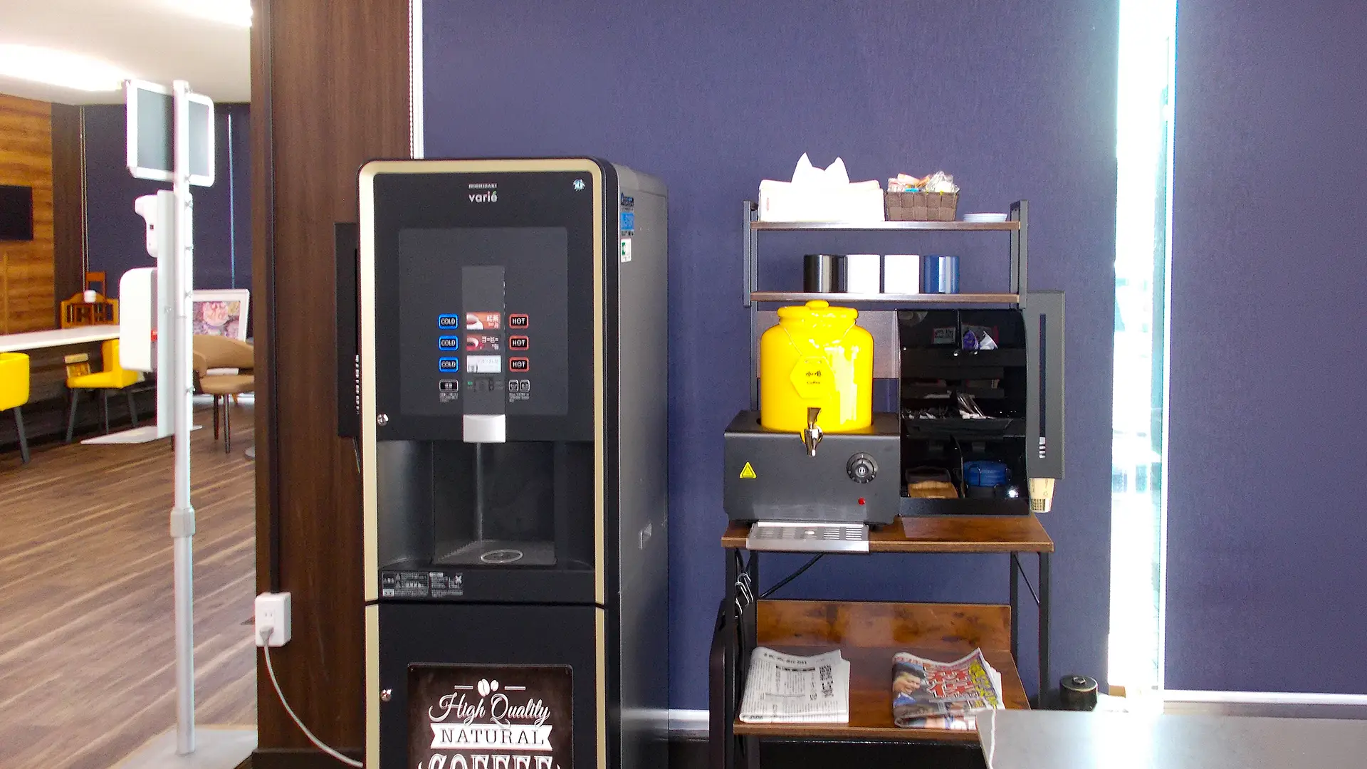 自由に利用できる、本格的なコーヒーマシンやドリンクサーバーが設置されたセルフサービスのドリンクコーナー