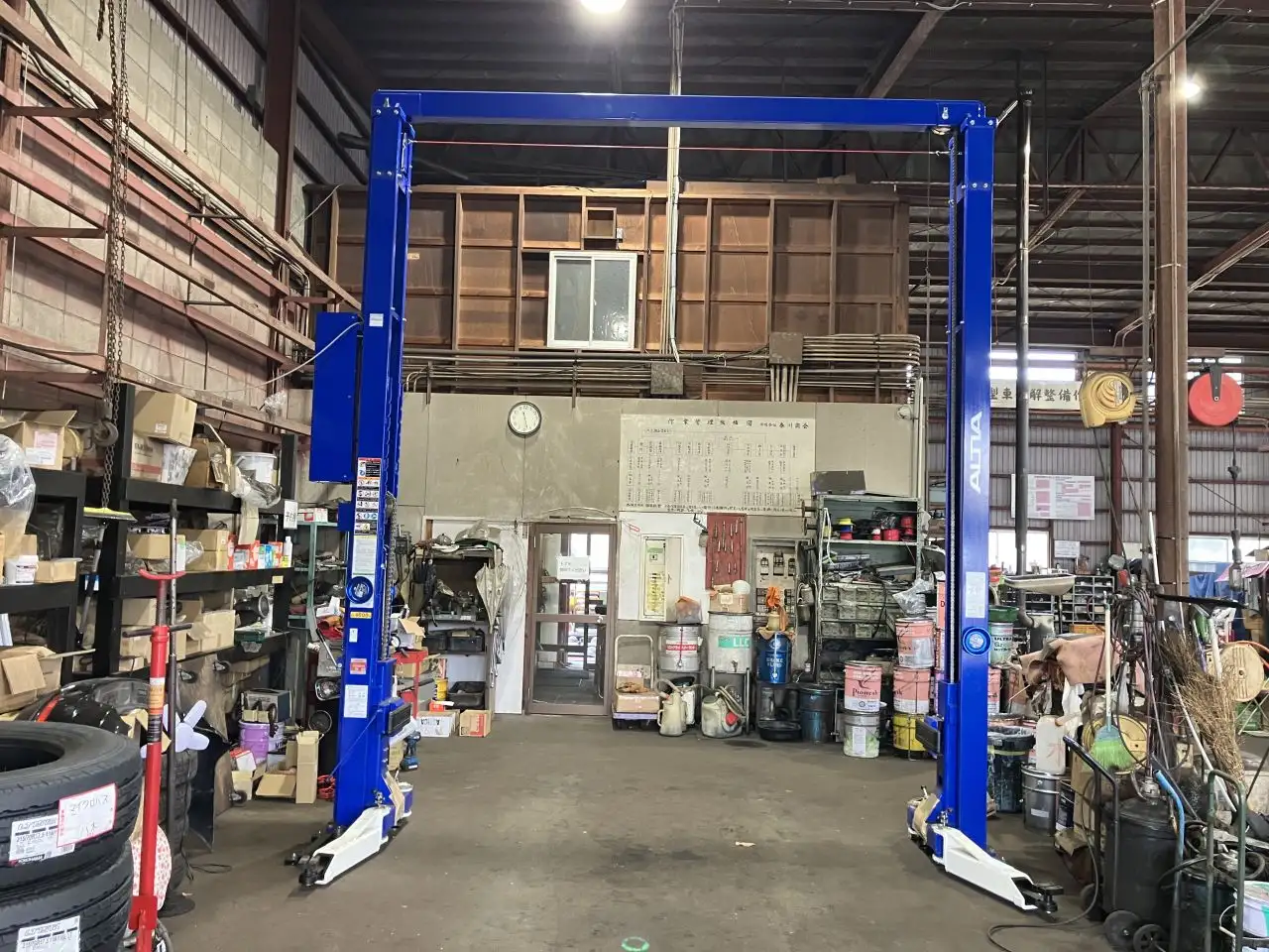 高い天井と広々とした作業スペースを持つ整備工場